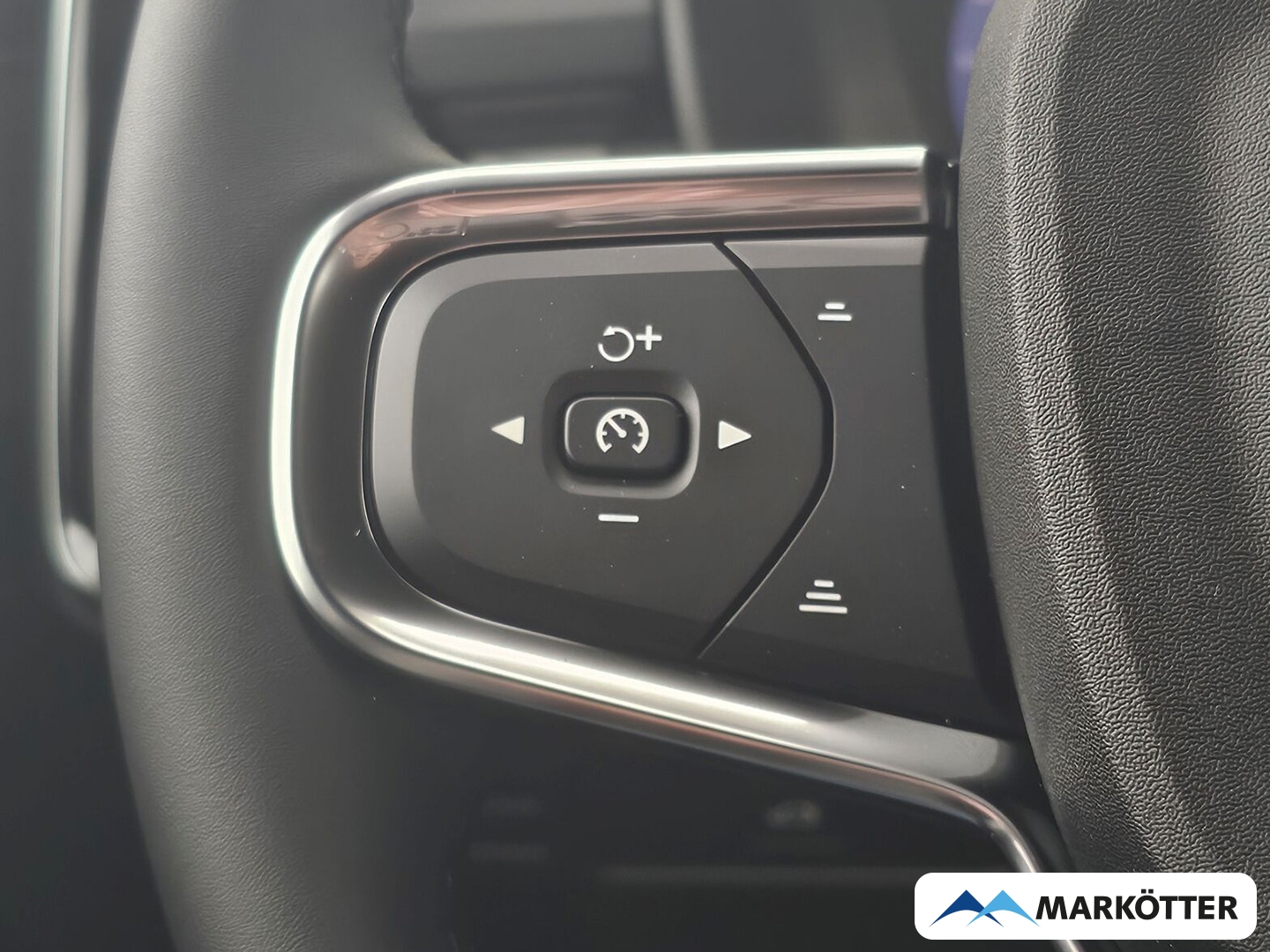 Fahrzeugabbildung Volvo XC40 Plus Dark 2WD/360°/19''/Heckscheibe abgedunkelt