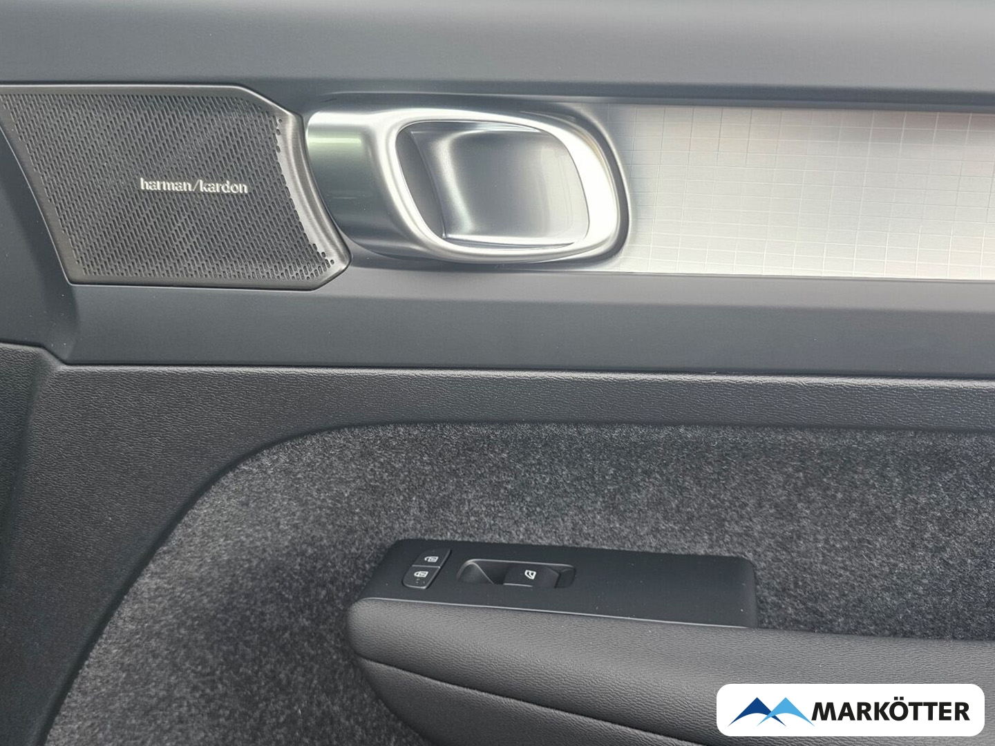 Fahrzeugabbildung Volvo XC40 Plus Dark 2WD/360°/19''/Heckscheibe abgedunkelt