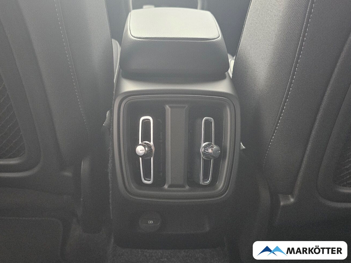 Fahrzeugabbildung Volvo XC40 Plus Dark 2WD/360°/19''/Heckscheibe abgedunkelt
