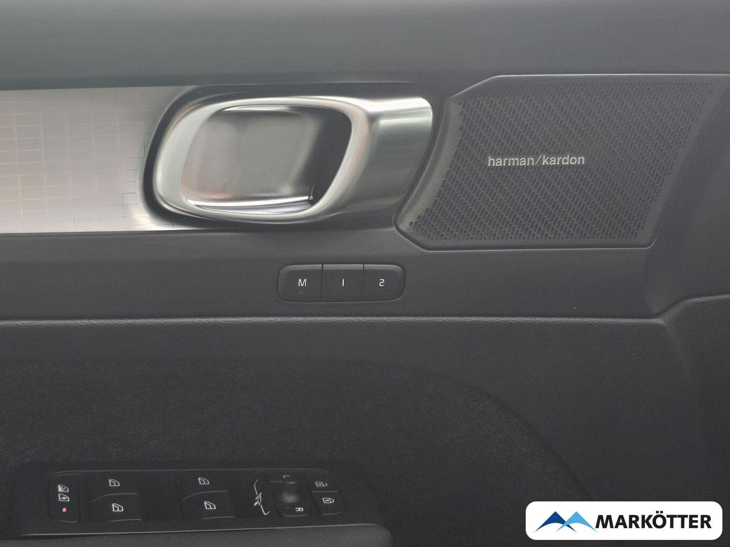Fahrzeugabbildung Volvo XC40 Plus Dark 2WD/360°/19''/Heckscheibe abgedunkelt