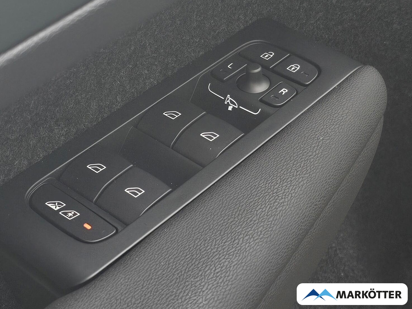 Fahrzeugabbildung Volvo XC40 Plus Dark 2WD/360°/19''/Heckscheibe abgedunkelt