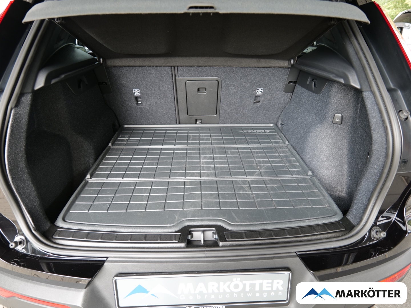 Fahrzeugabbildung Volvo XC40 B4 Ultra Black Edition PANO/360CAM/20-Zoll