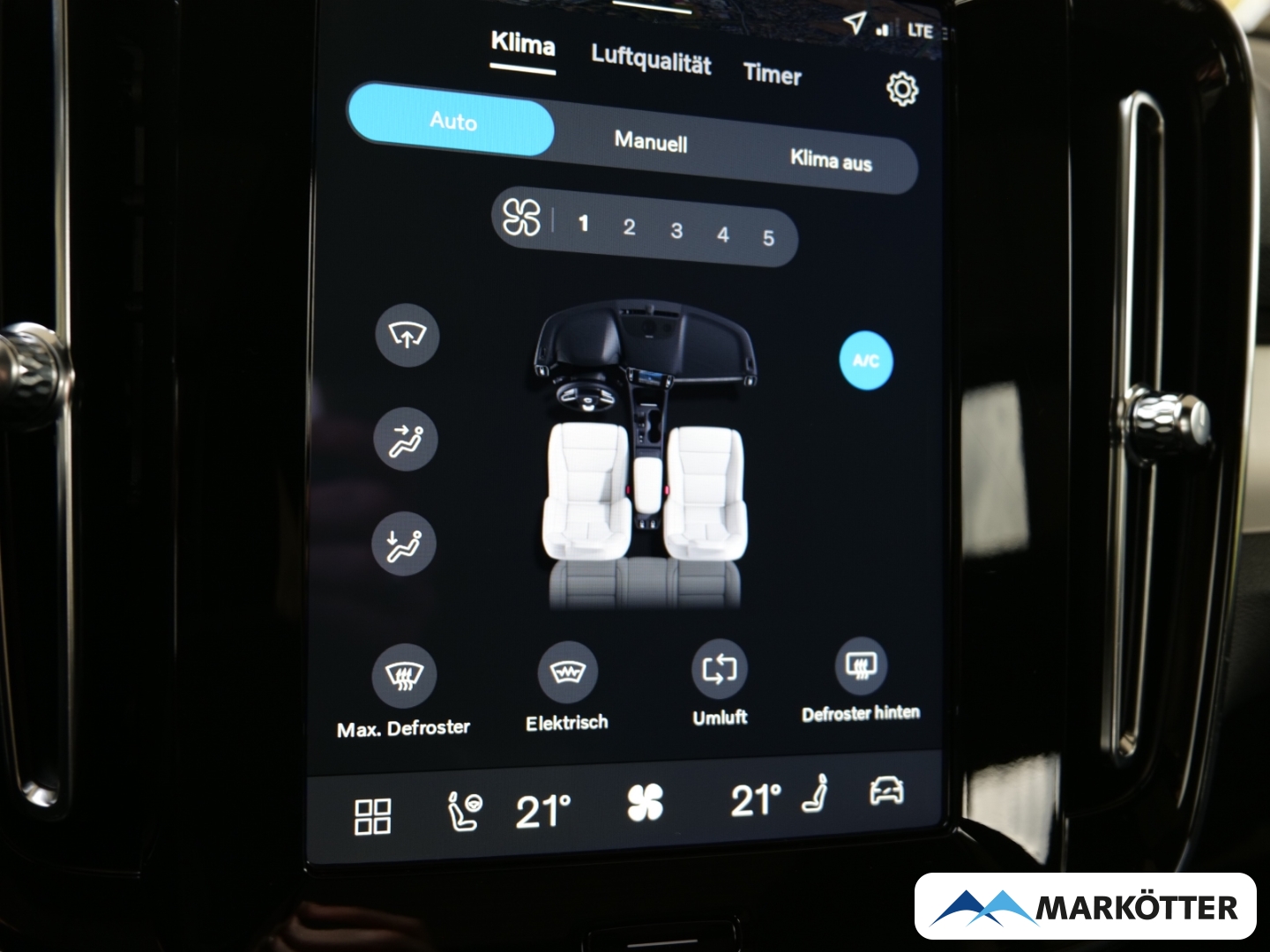 Fahrzeugabbildung Volvo XC40 B4 Ultra Black Edition PANO/360CAM/20-Zoll