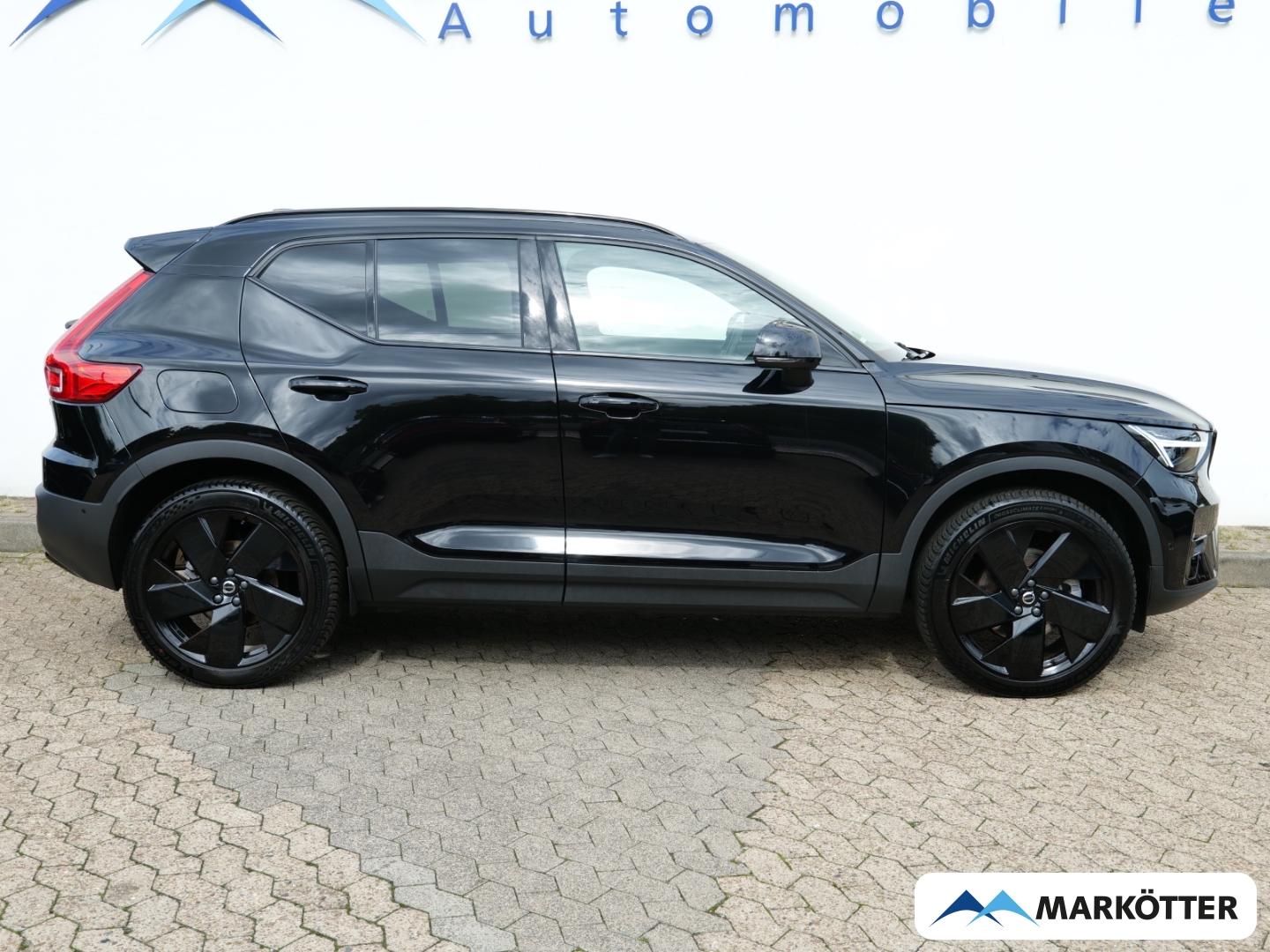 Fahrzeugabbildung Volvo XC40 B4 Ultra Black Edition PANO/360CAM/20-Zoll