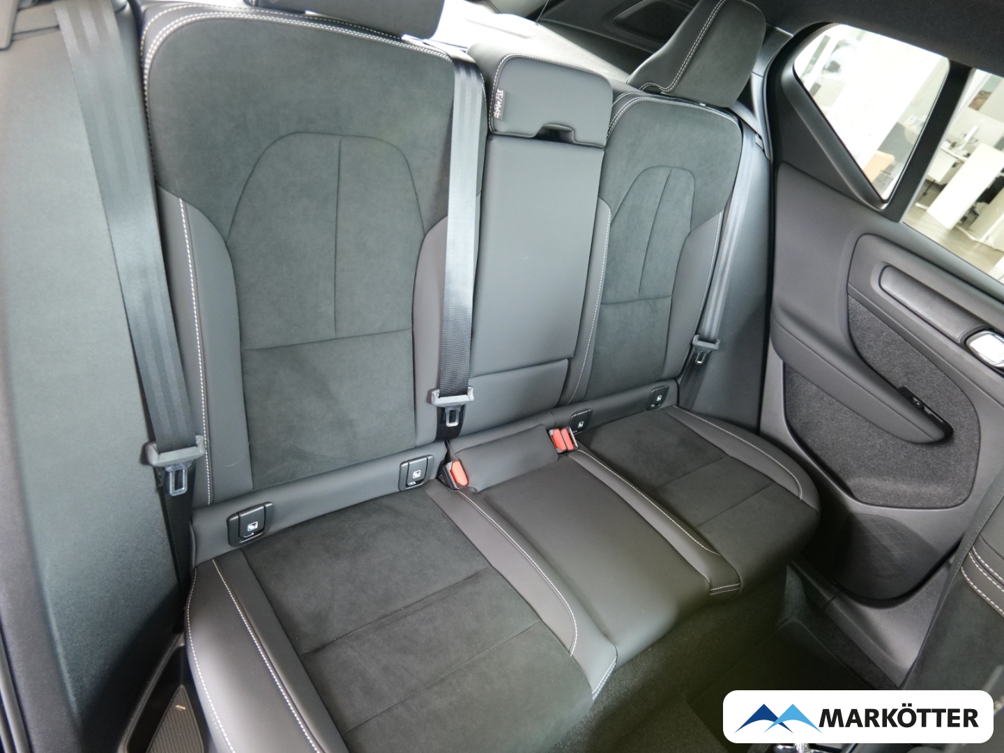 Fahrzeugabbildung Volvo XC40 B4 Ultra Black Edition PANO/360CAM/20-Zoll