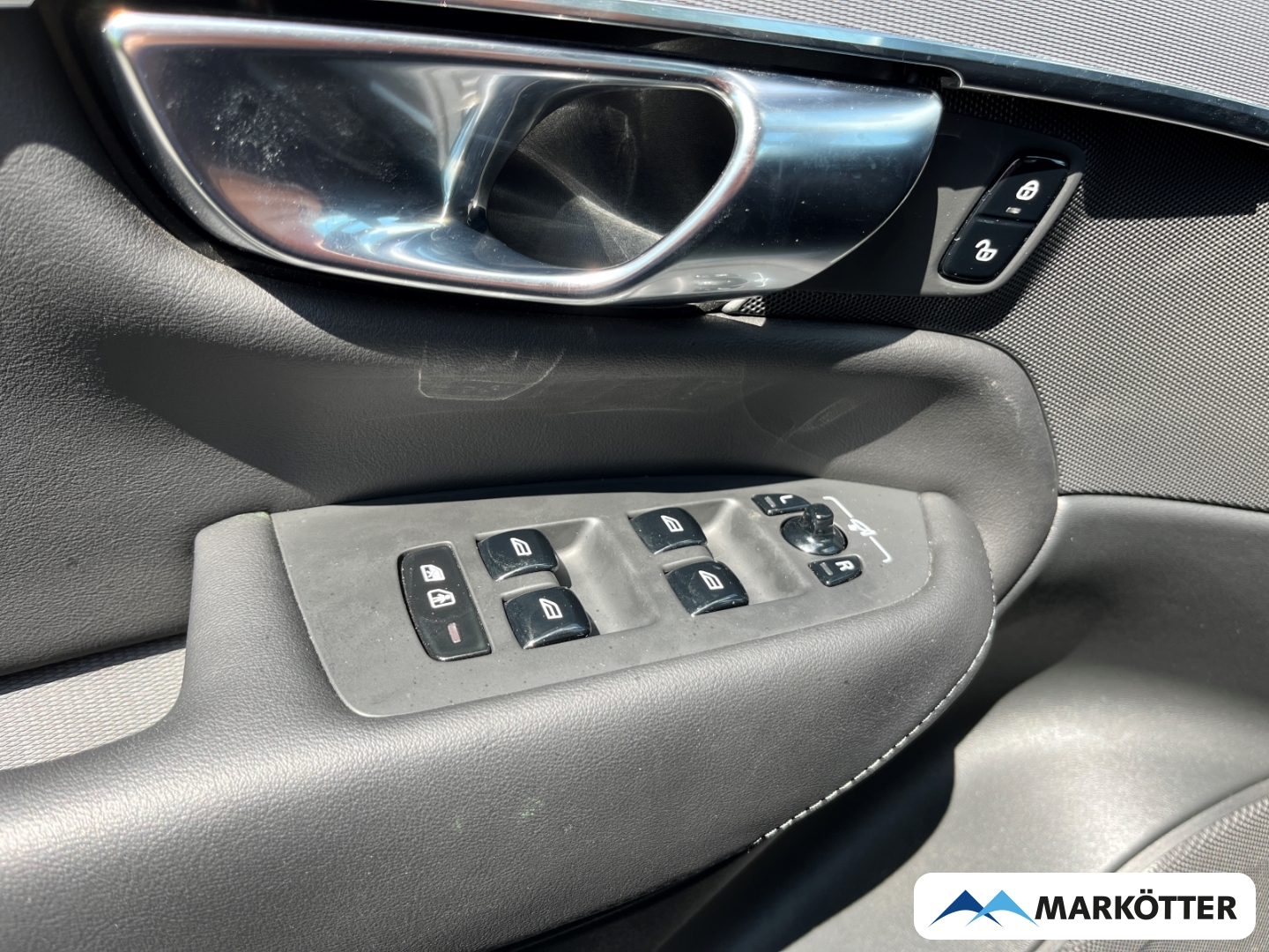 Fahrzeugabbildung Volvo XC90 T8 Core Recharge AWD/ACC/Keyless/7-Sitzer