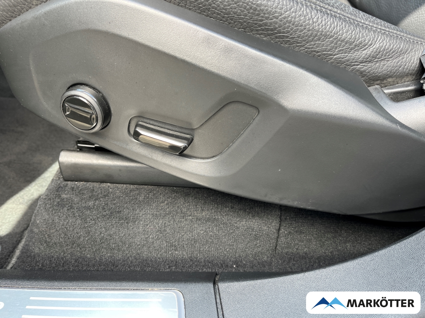 Fahrzeugabbildung Volvo XC90 T8 Core Recharge AWD/ACC/Keyless/7-Sitzer
