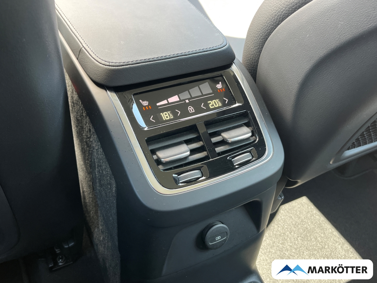 Fahrzeugabbildung Volvo XC90 T8 Core Recharge AWD/ACC/Keyless/7-Sitzer