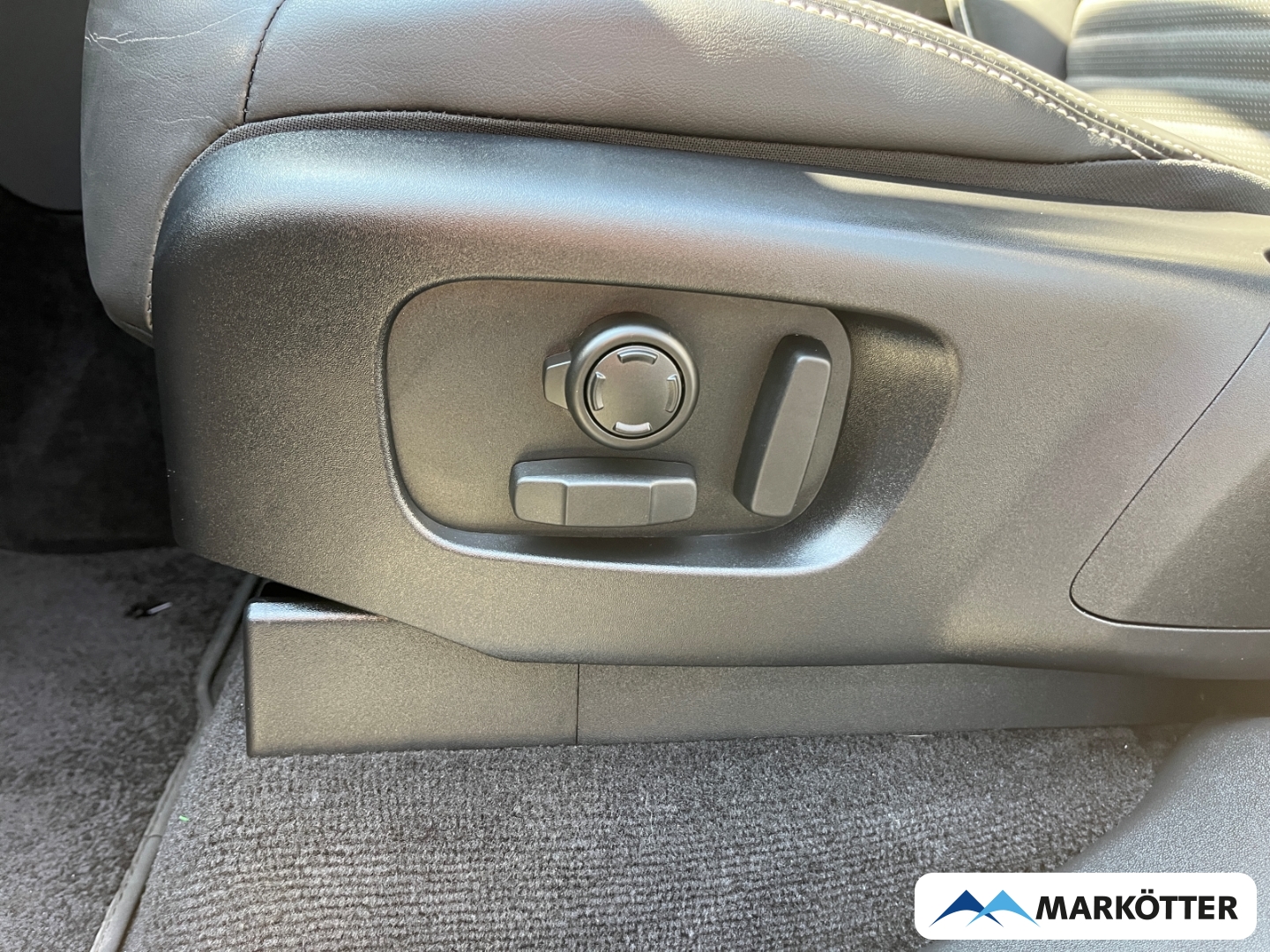 Fahrzeugabbildung Land Rover Discovery 5 D300 R-Dynamic HSE ACC/StandH/Pano
