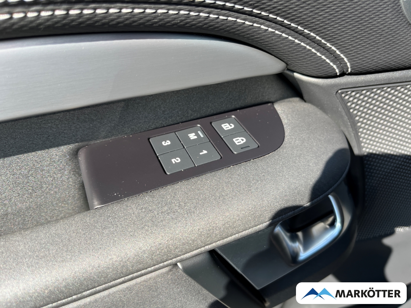 Fahrzeugabbildung Land Rover Discovery 5 D300 R-Dynamic HSE ACC/StandH/Pano