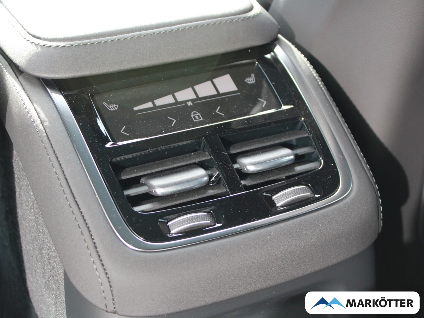 Fahrzeugabbildung Volvo XC90 Ultra Black Edition Recharge Plug-In Hybrid AWD 7-Sitzer
