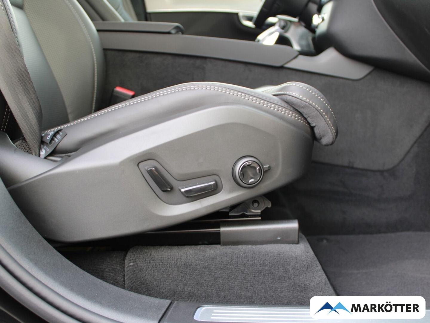 Fahrzeugabbildung Volvo XC90 Ultra Black Edition Recharge Plug-In Hybrid AWD 7-Sitzer