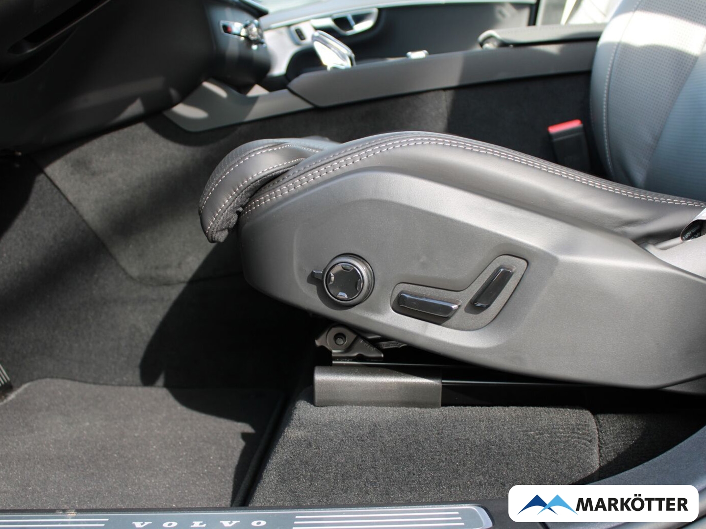 Fahrzeugabbildung Volvo XC90 Ultra Black Edition Recharge Plug-In Hybrid AWD 7-Sitzer