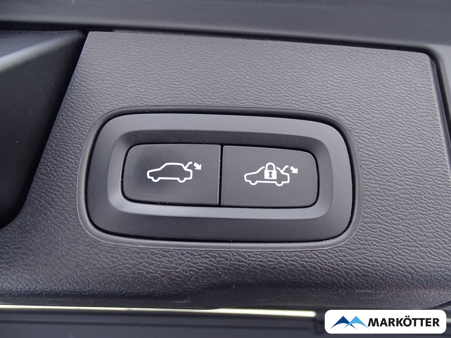 Fahrzeugabbildung Volvo XC60 R Design Recharge Plug-In Hybrid AWD AHK