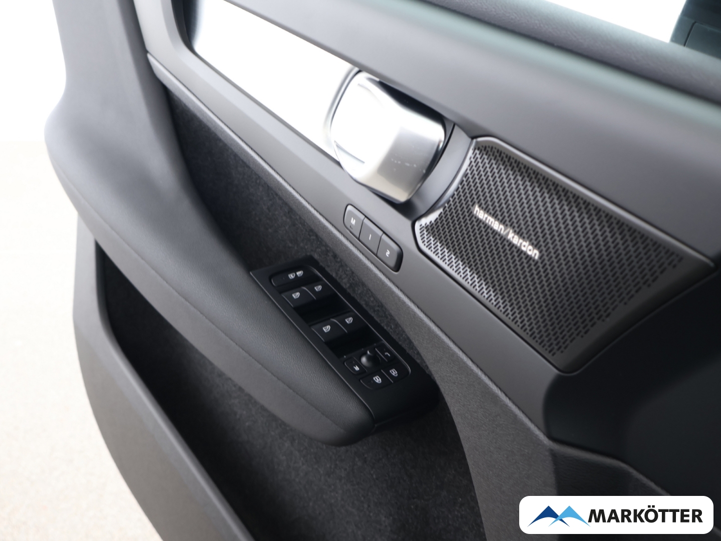 Fahrzeugabbildung Volvo XC40 B3 Plus Dark/Privacy/LED/GJR/FSHZ/