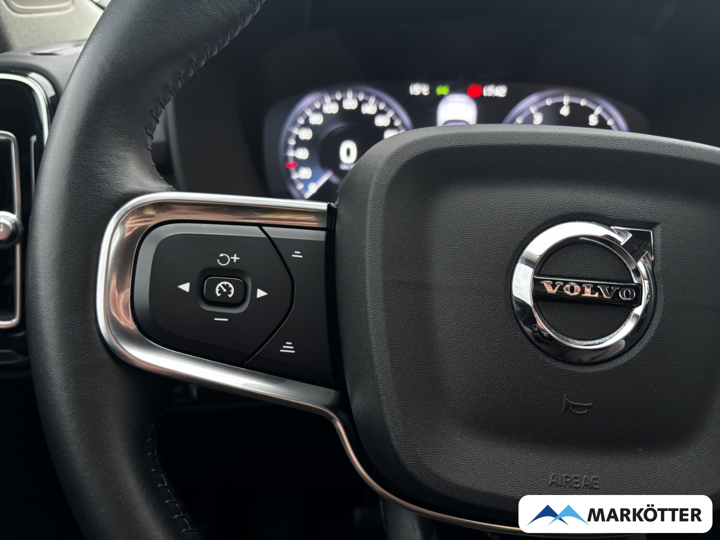 Fahrzeugabbildung Volvo XC40 T3 Momentum Pro CAM/SHZ/LKHZ/TEMP/CRPLY