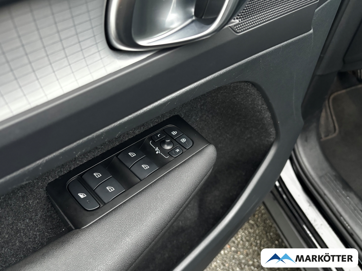 Fahrzeugabbildung Volvo XC40 T3 Momentum Pro CAM/SHZ/LKHZ/TEMP/CRPLY