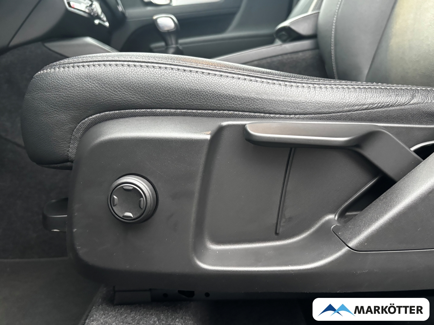 Fahrzeugabbildung Volvo XC40 T3 Momentum Pro CAM/SHZ/LKHZ/TEMP/CRPLY