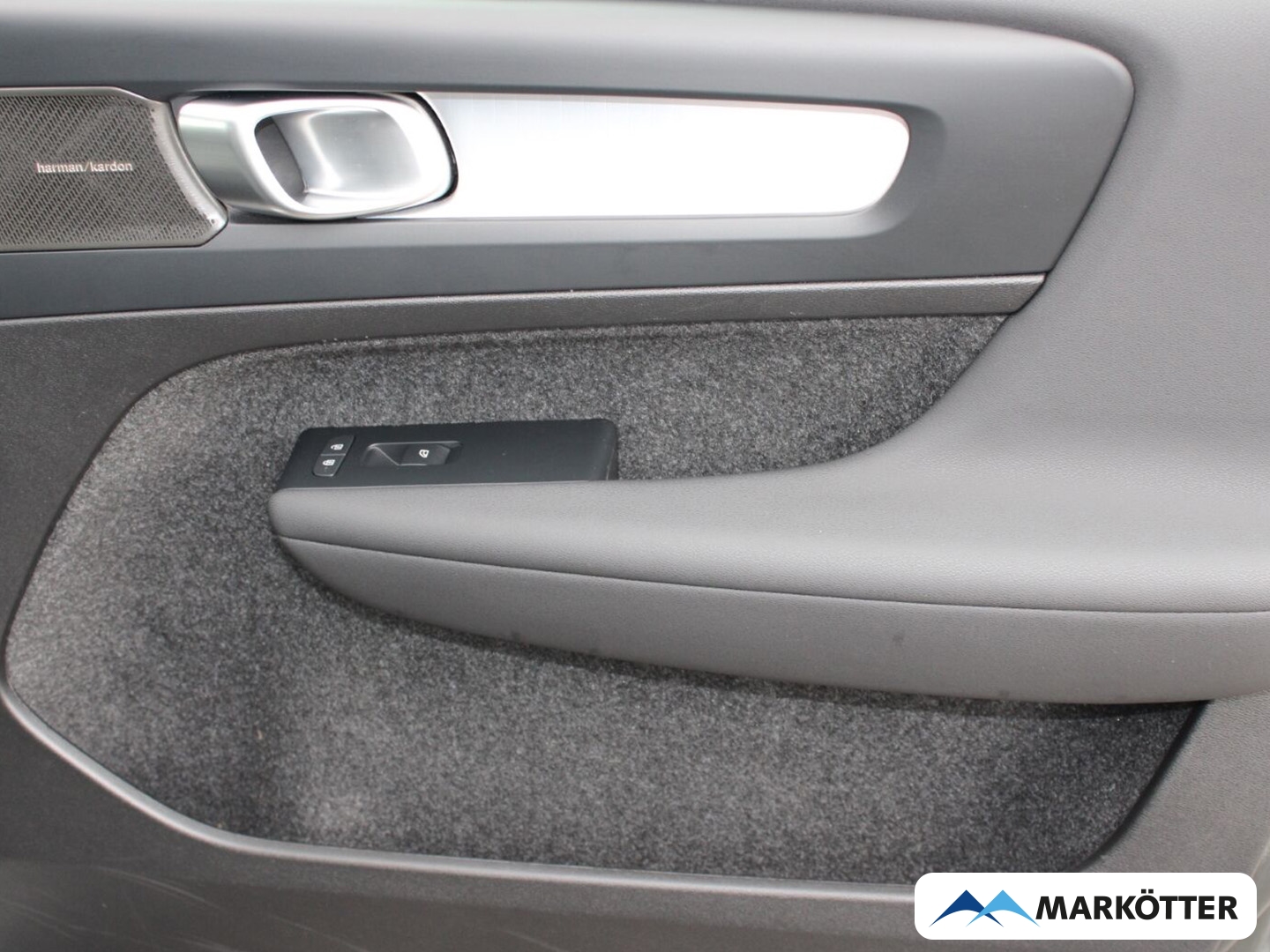 Fahrzeugabbildung Volvo XC40 B4 Plus Dark Pixel-LED/360/H&K/LHZ/FSHZ/19''
