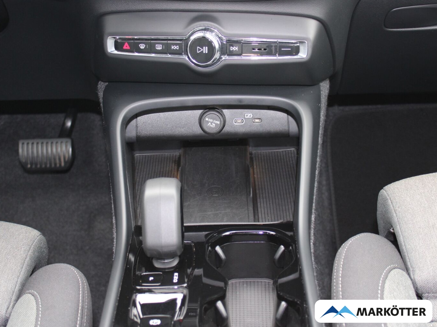Fahrzeugabbildung Volvo XC40 B4 Plus Dark Pixel-LED/360/H&K/LHZ/FSHZ/19''