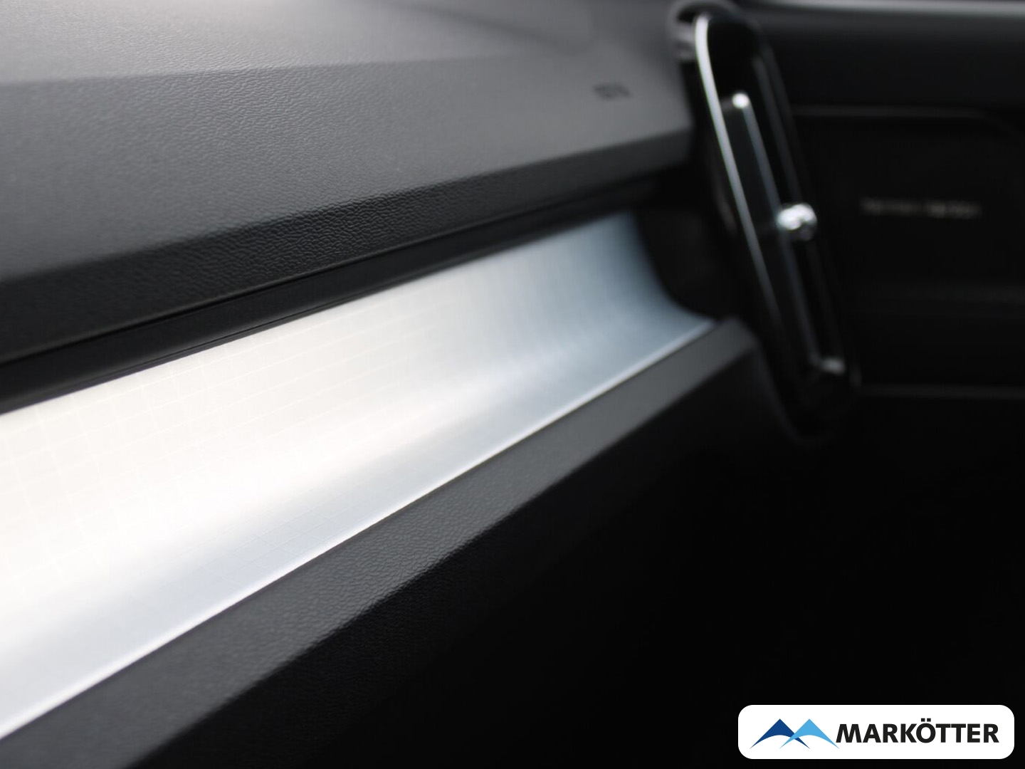 Fahrzeugabbildung Volvo XC40 B4 Plus Dark Pixel-LED/360/H&K/LHZ/FSHZ/19''