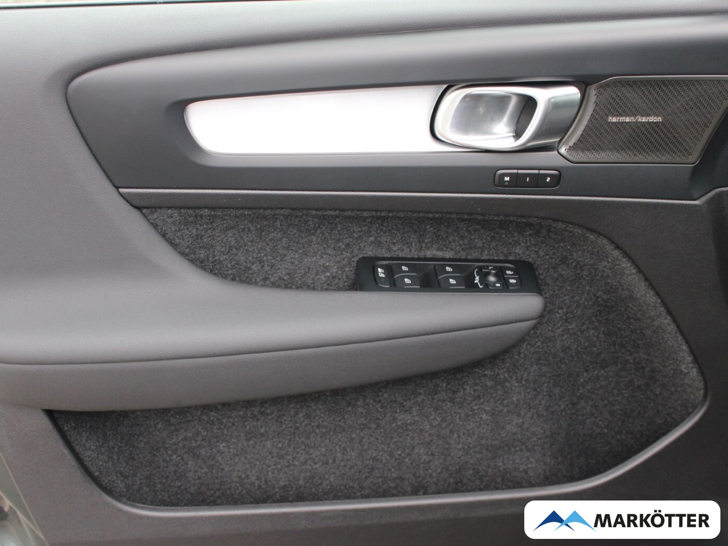 Fahrzeugabbildung Volvo XC40 B4 Plus Dark Pixel-LED/360/H&K/LHZ/FSHZ/19''