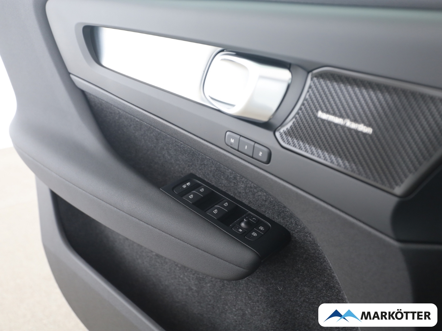 Fahrzeugabbildung Volvo XC40 B3 Plus Black Edition/Keyless/H&K/SHZ+LHZ