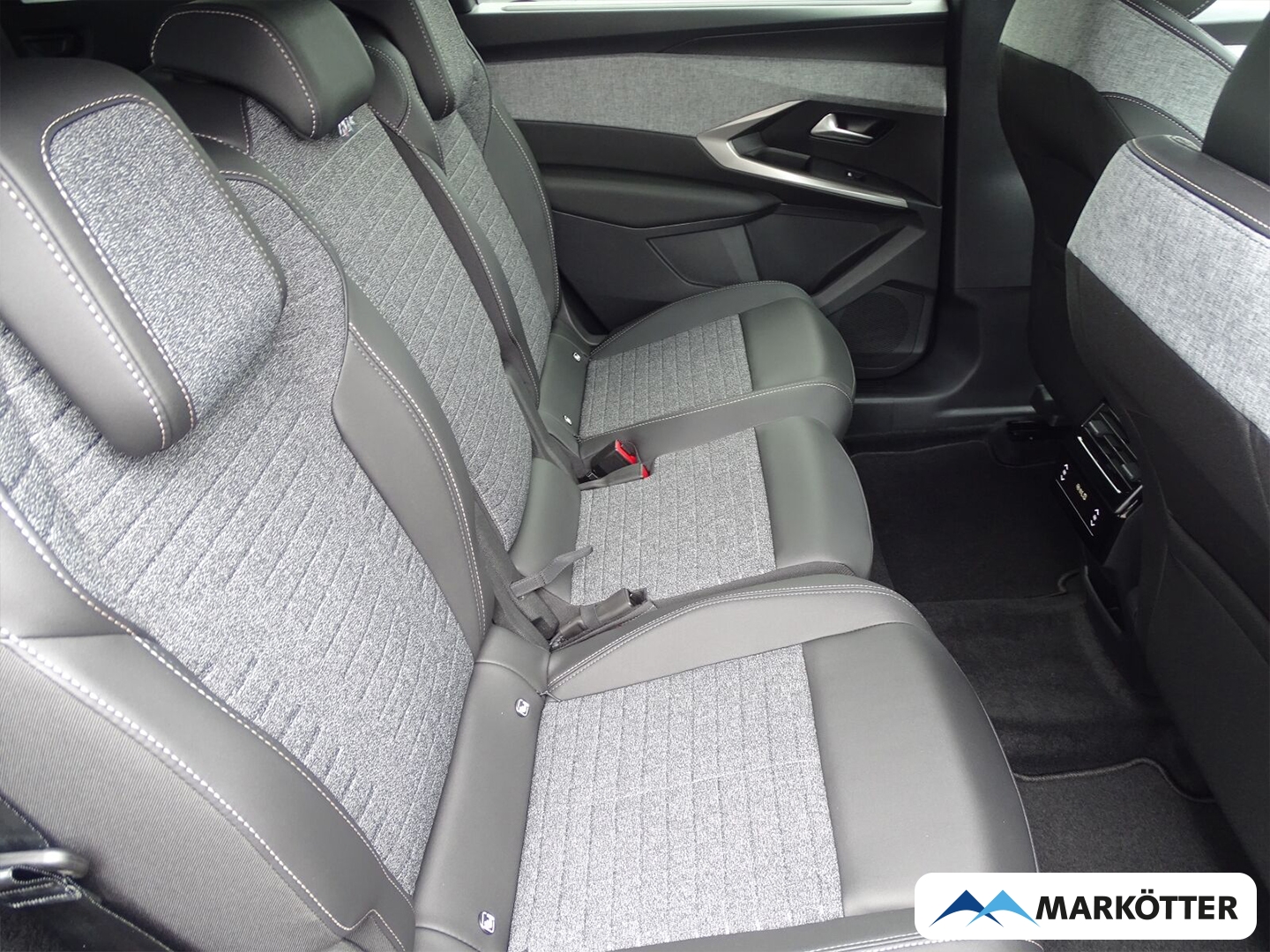 Fahrzeugabbildung Peugeot 5008 Hybrid 145 Allure Business Hybrid Anhängerkupplung+Allwetterreifen
