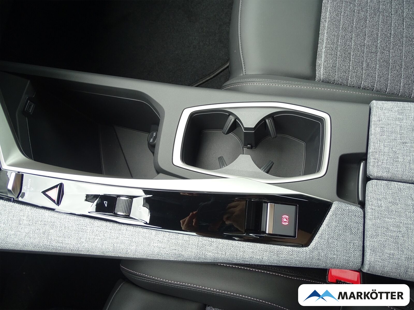 Fahrzeugabbildung Peugeot 5008 Hybrid 145 Allure Business Hybrid Anhängerkupplung+Allwetterreifen