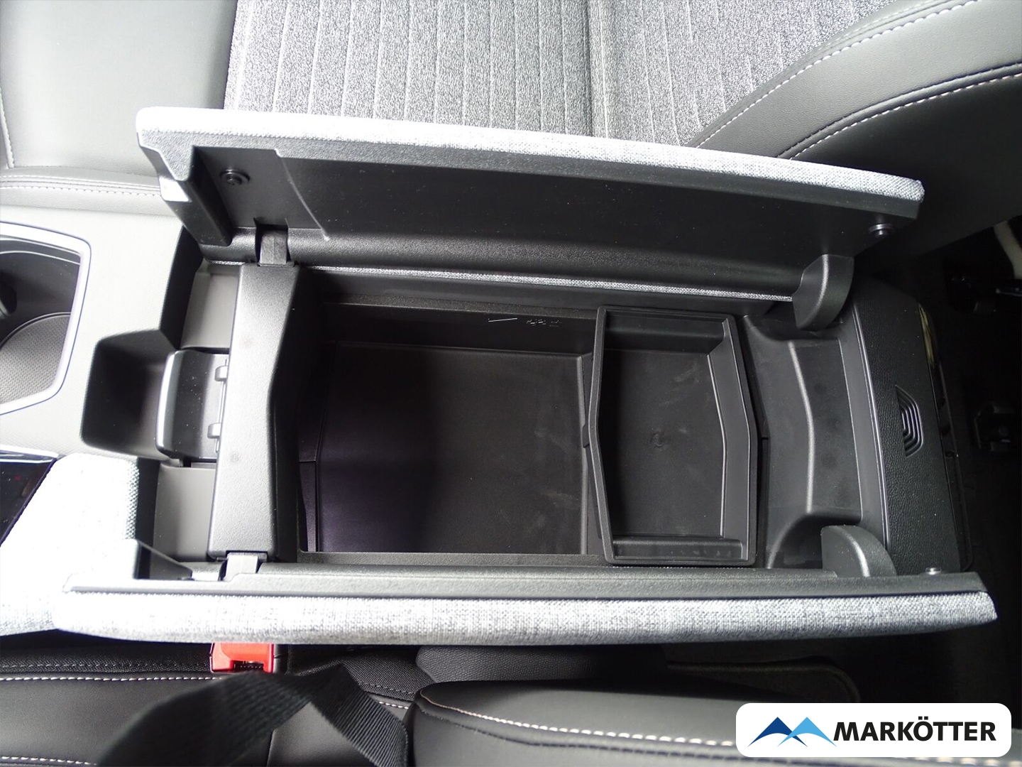 Fahrzeugabbildung Peugeot 5008 Hybrid 145 Allure Business Hybrid Anhängerkupplung+Allwetterreifen