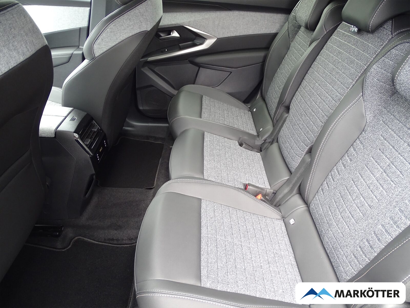 Fahrzeugabbildung Peugeot 5008 Hybrid 145 Allure Business Hybrid Anhängerkupplung+Allwetterreifen