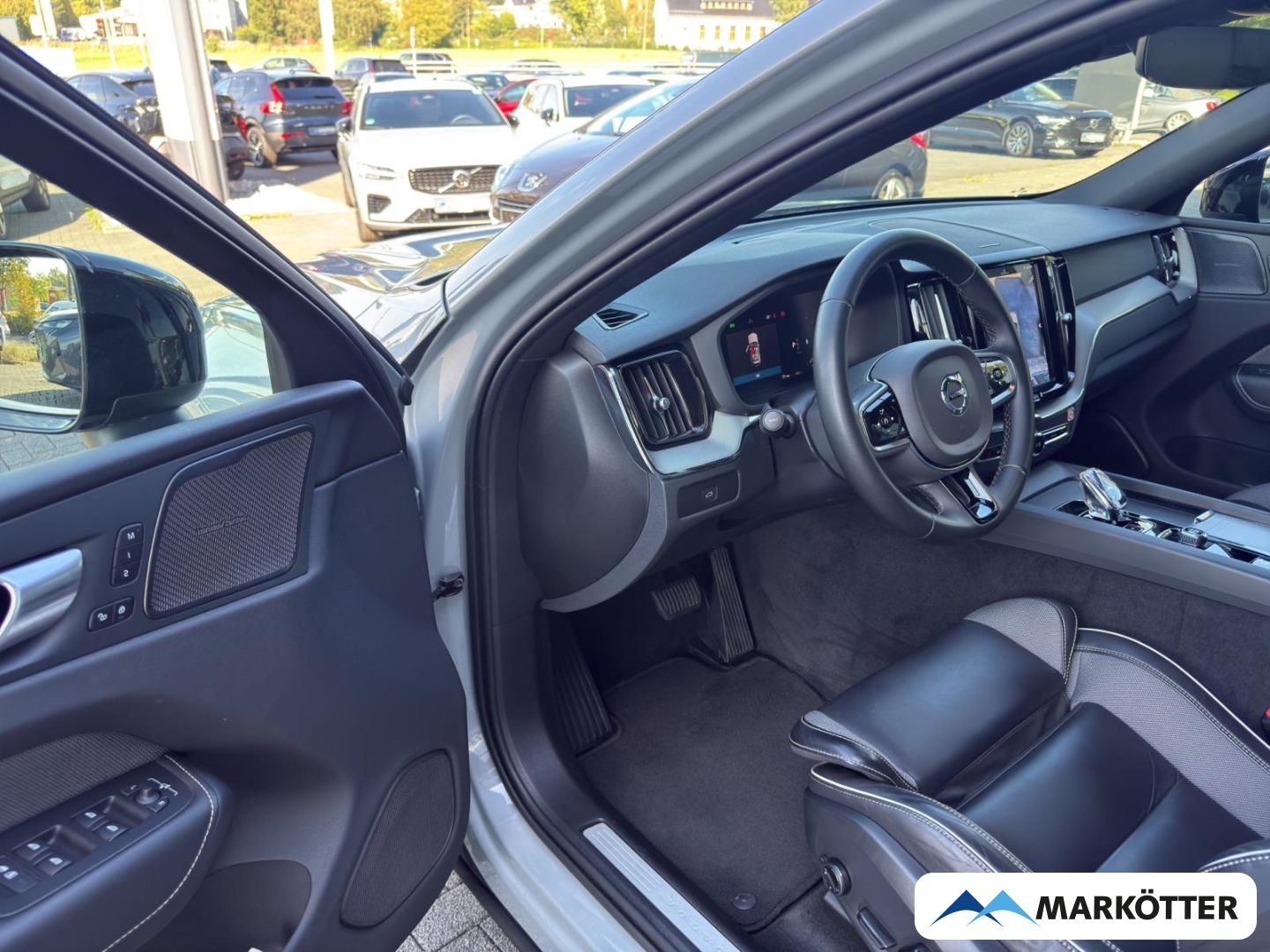 Fahrzeugabbildung Volvo XC60 Plus Dark 2WD B4 Diesel/360°/H&K Sound/AHK