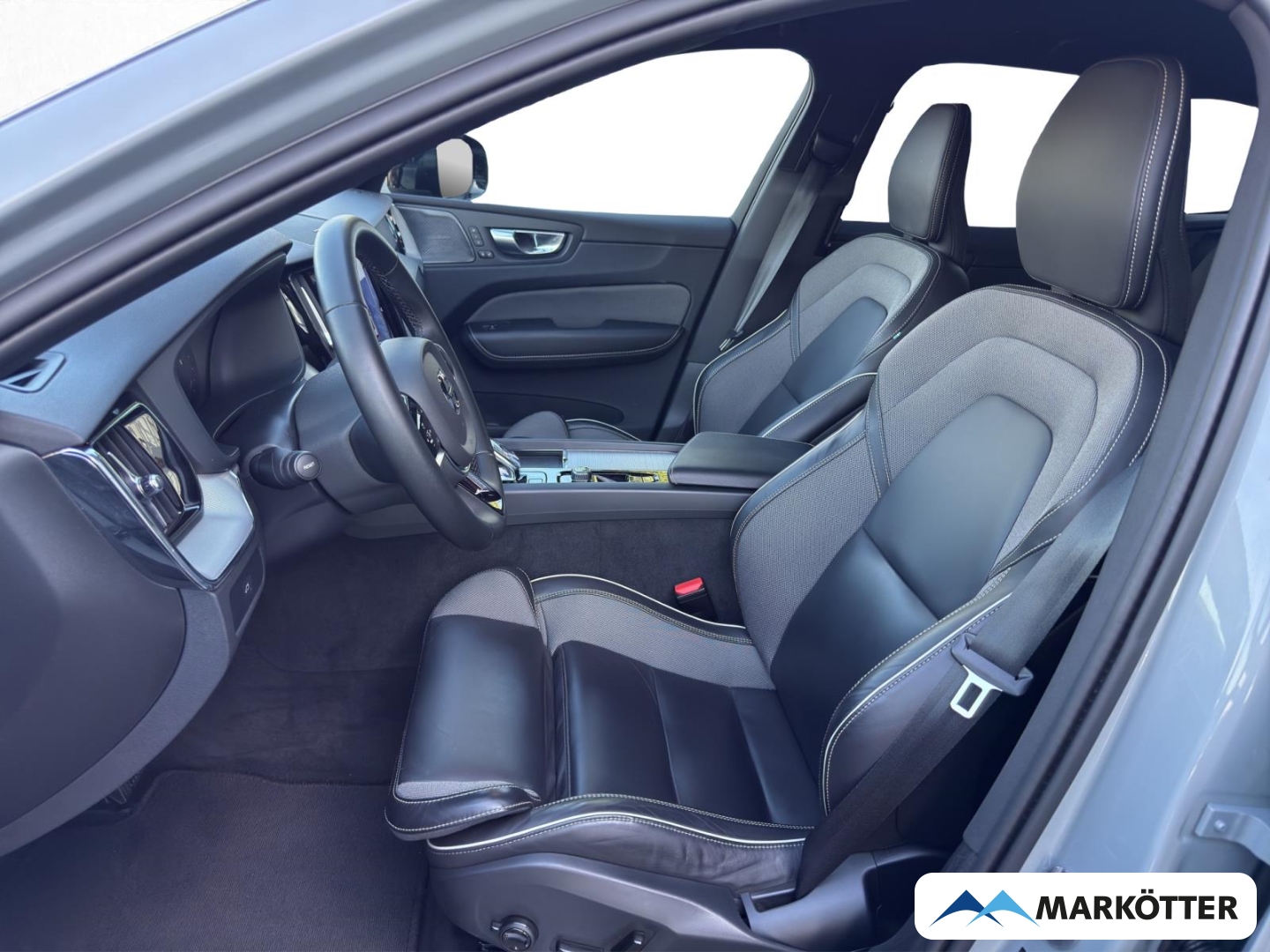 Fahrzeugabbildung Volvo XC60 Plus Dark 2WD B4 Diesel/360°/H&K Sound/AHK