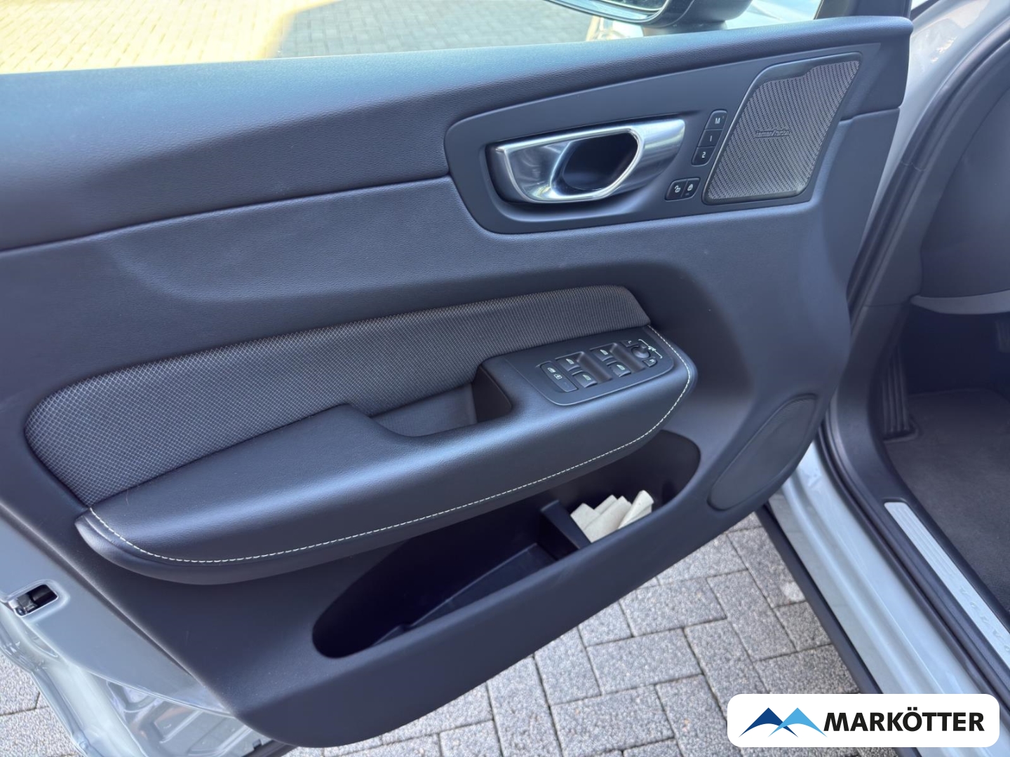 Fahrzeugabbildung Volvo XC60 Plus Dark 2WD B4 Diesel/360°/H&K Sound/AHK