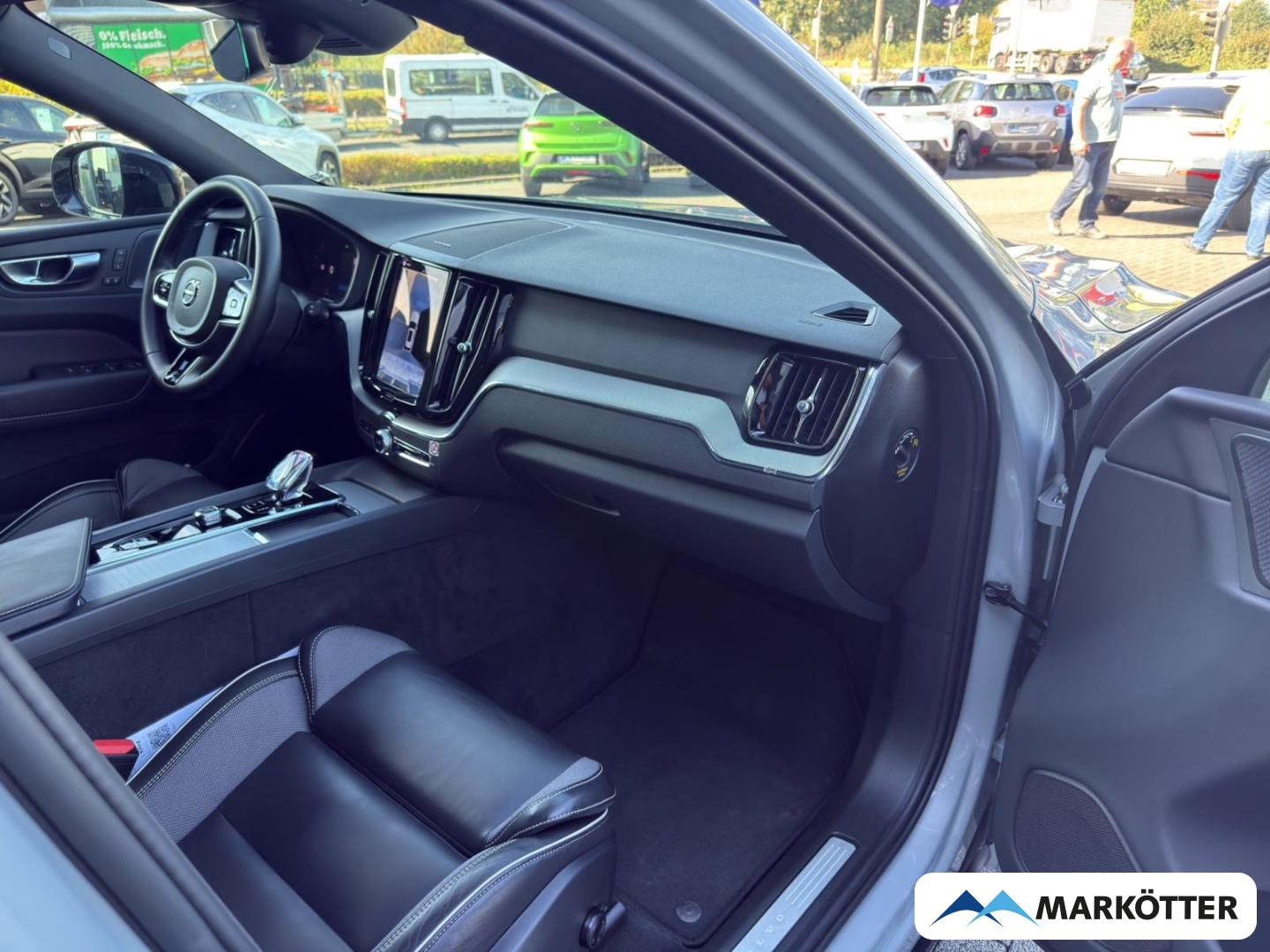Fahrzeugabbildung Volvo XC60 Plus Dark 2WD B4 Diesel/360°/H&K Sound/AHK