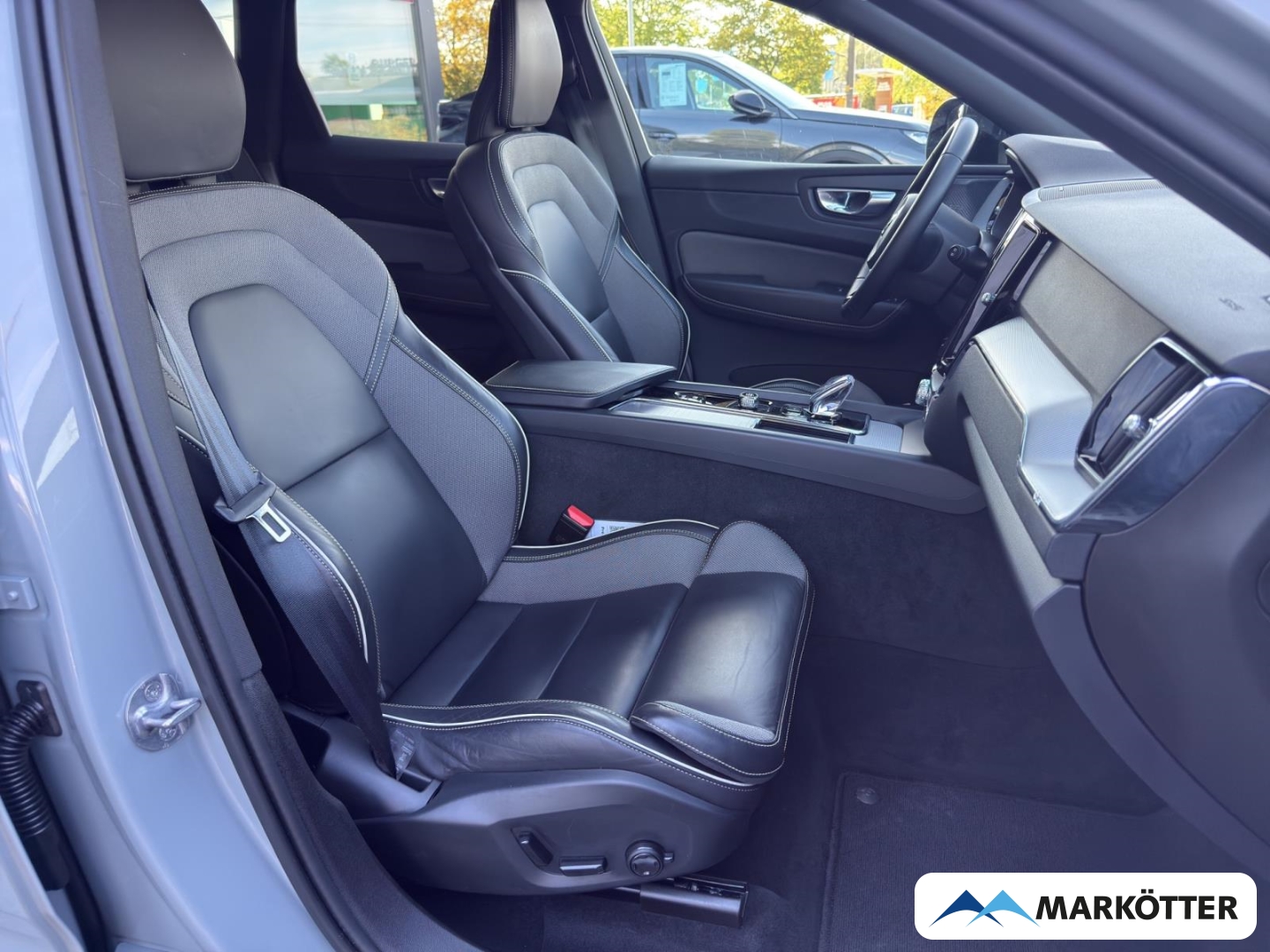 Fahrzeugabbildung Volvo XC60 Plus Dark 2WD B4 Diesel/360°/H&K Sound/AHK