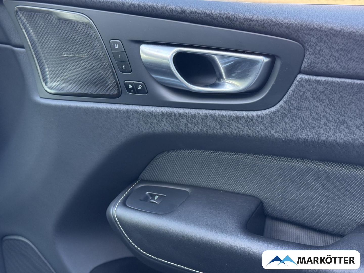 Fahrzeugabbildung Volvo XC60 Plus Dark 2WD B4 Diesel/360°/H&K Sound/AHK