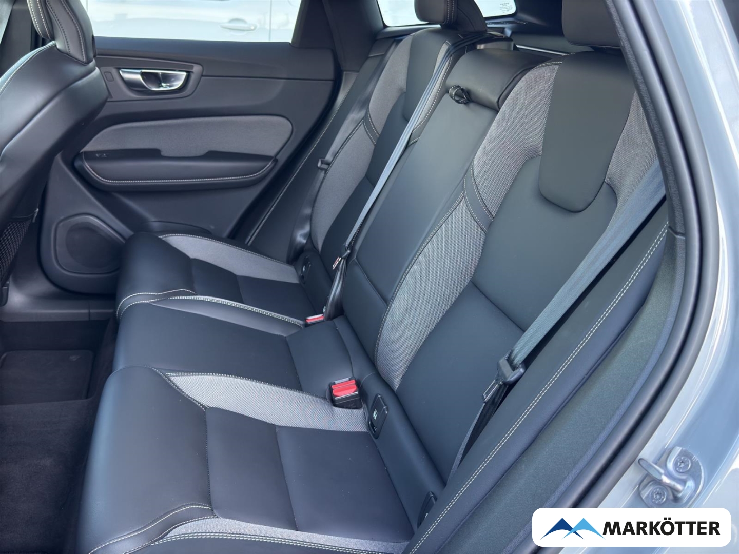 Fahrzeugabbildung Volvo XC60 Plus Dark 2WD B4 Diesel/360°/H&K Sound/AHK