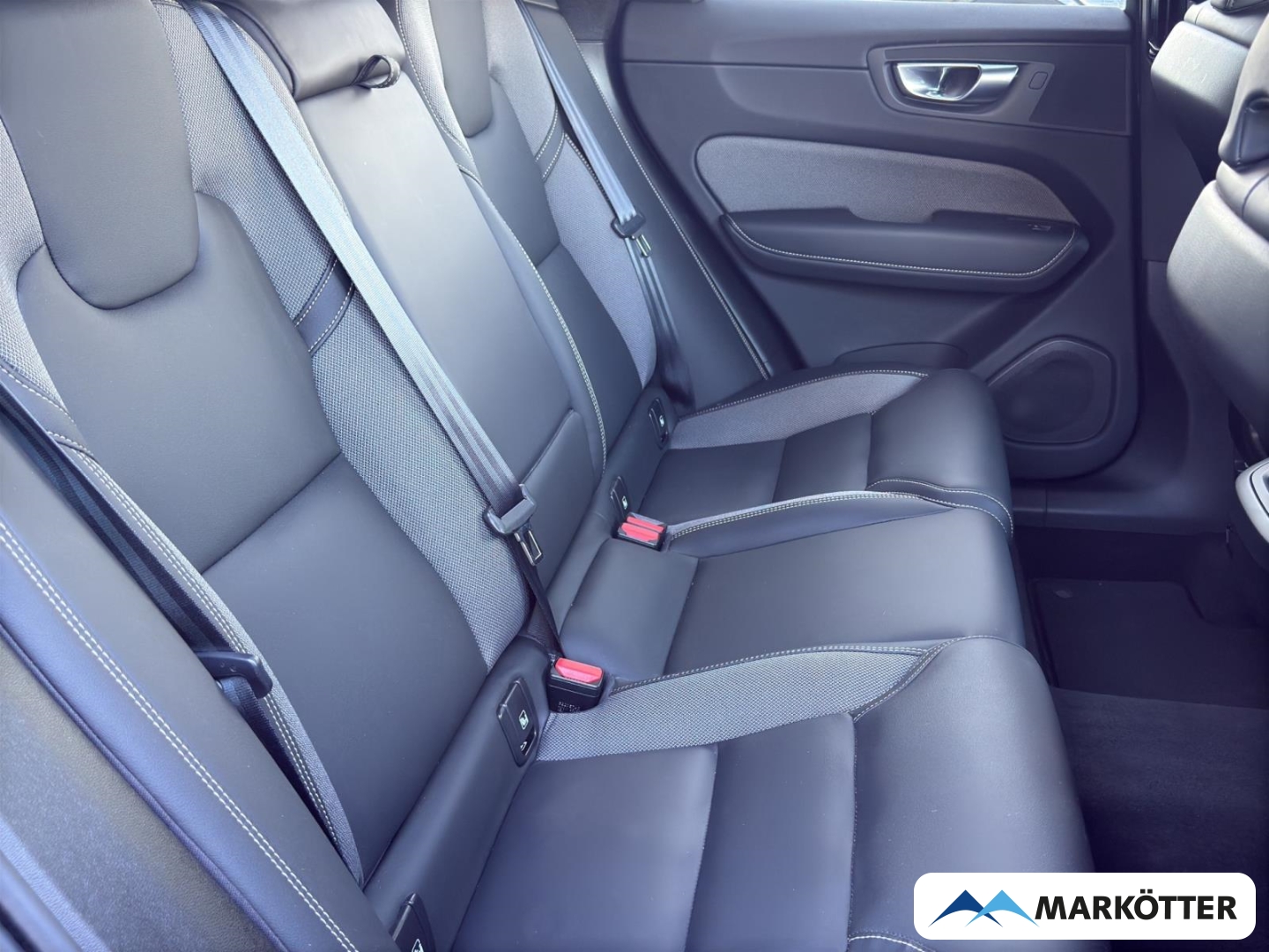 Fahrzeugabbildung Volvo XC60 Plus Dark 2WD B4 Diesel/360°/H&K Sound/AHK