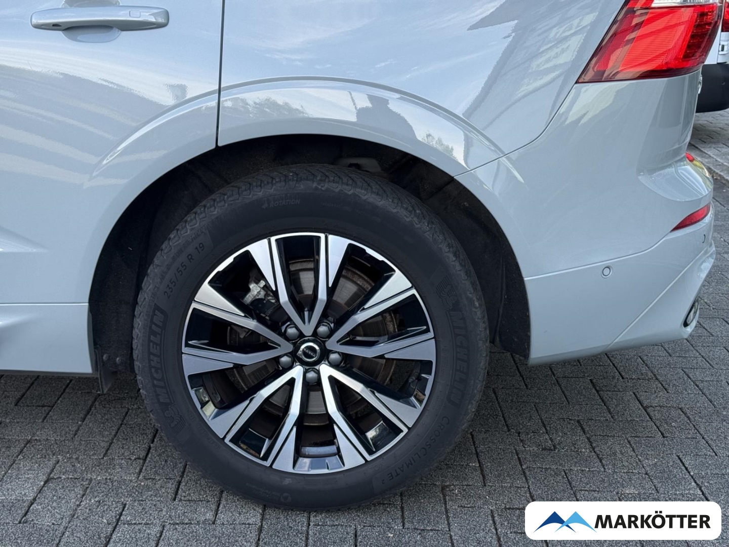 Fahrzeugabbildung Volvo XC60 Plus Dark 2WD B4 Diesel/360°/H&K Sound/AHK