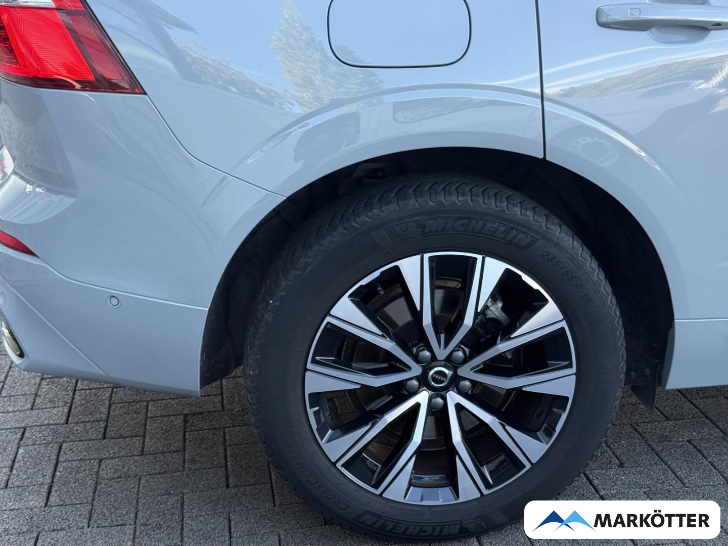 Fahrzeugabbildung Volvo XC60 Plus Dark 2WD B4 Diesel/360°/H&K Sound/AHK