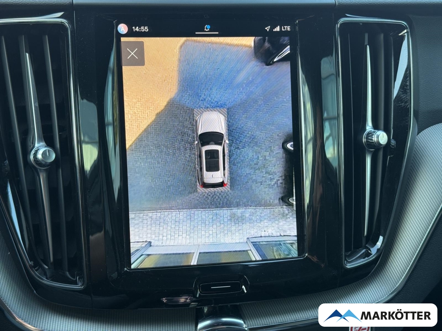 Fahrzeugabbildung Volvo XC60 Plus Dark 2WD B4 Diesel/360°/H&K Sound/AHK
