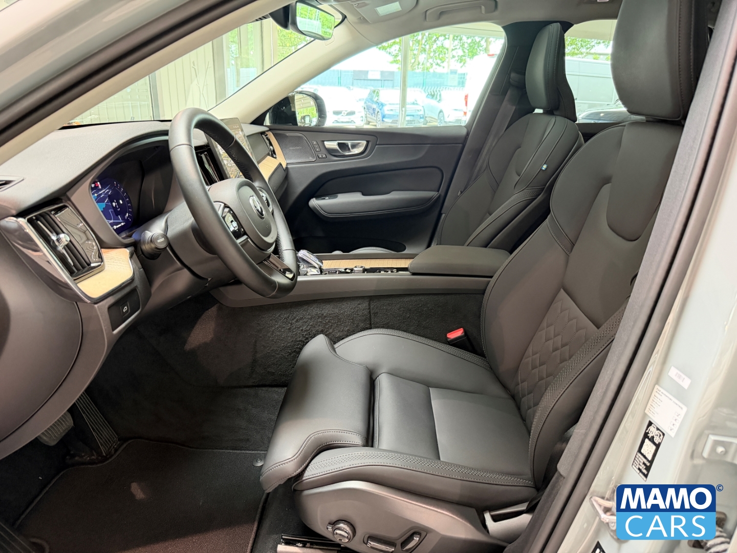 Fahrzeugabbildung Volvo XC60 B5 AWD Plus Dark ACC/BLIS/360°/SHZ/PANO