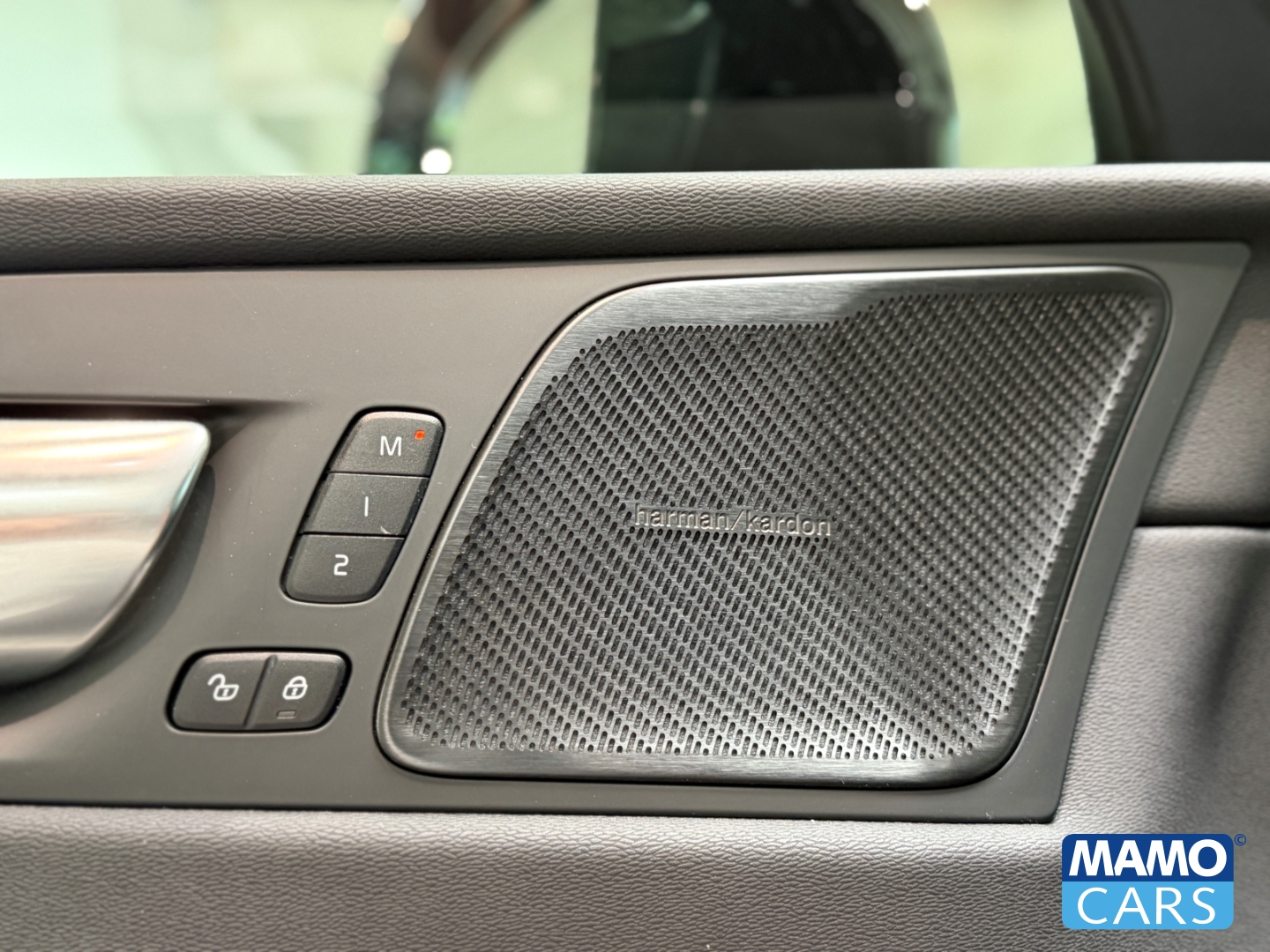Fahrzeugabbildung Volvo XC60 B5 AWD Plus Dark ACC/BLIS/360°/SHZ/PANO