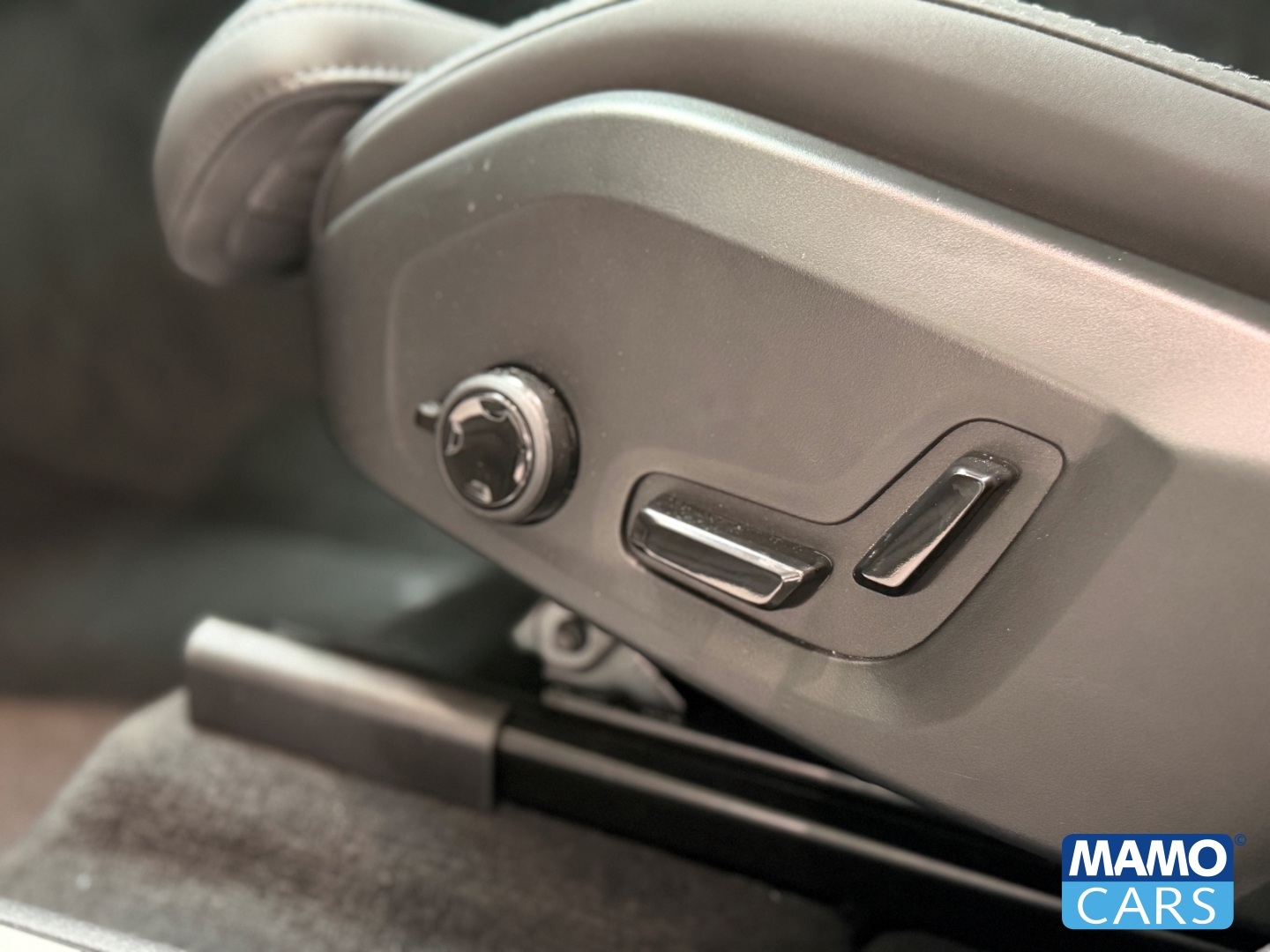 Fahrzeugabbildung Volvo XC60 B5 AWD Plus Dark ACC/BLIS/360°/SHZ/PANO