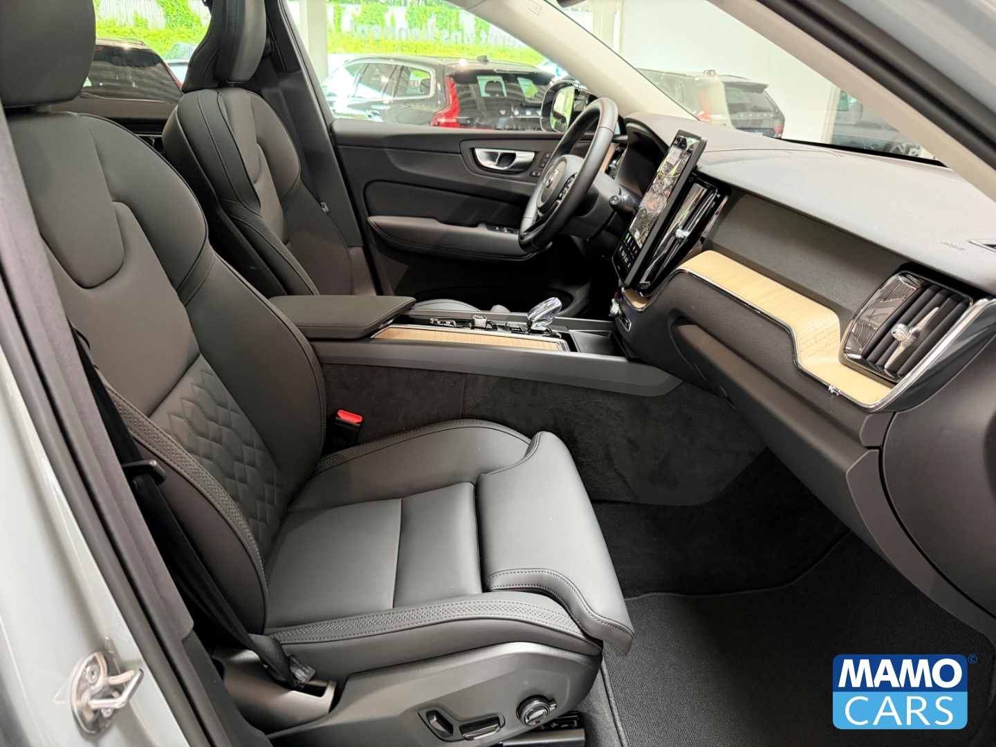 Fahrzeugabbildung Volvo XC60 B5 AWD Plus Dark ACC/BLIS/360°/SHZ/PANO