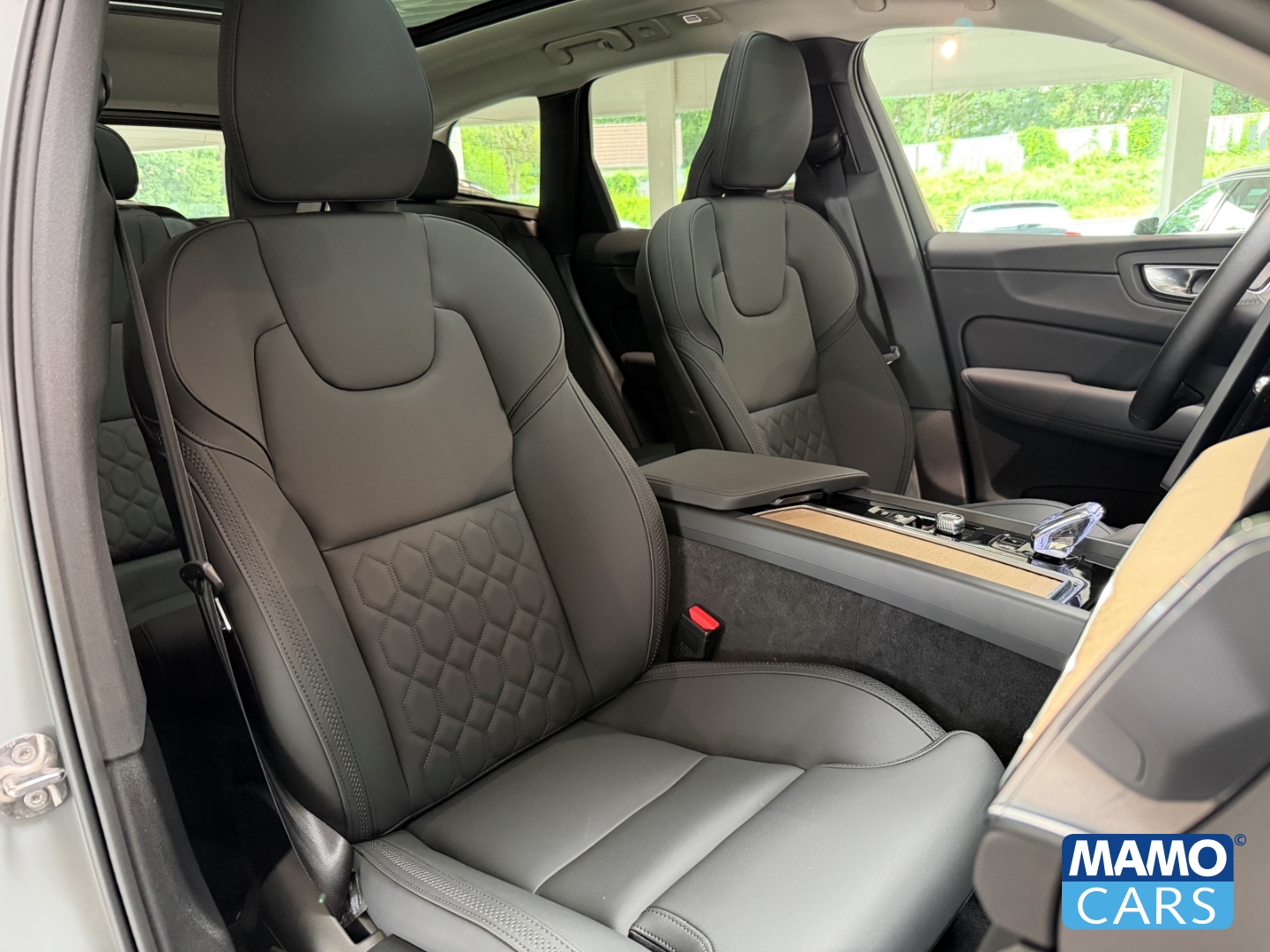 Fahrzeugabbildung Volvo XC60 B5 AWD Plus Dark ACC/BLIS/360°/SHZ/PANO