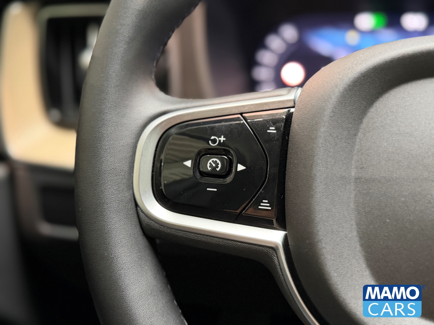 Fahrzeugabbildung Volvo XC60 B5 AWD Plus Dark ACC/BLIS/360°/SHZ/PANO