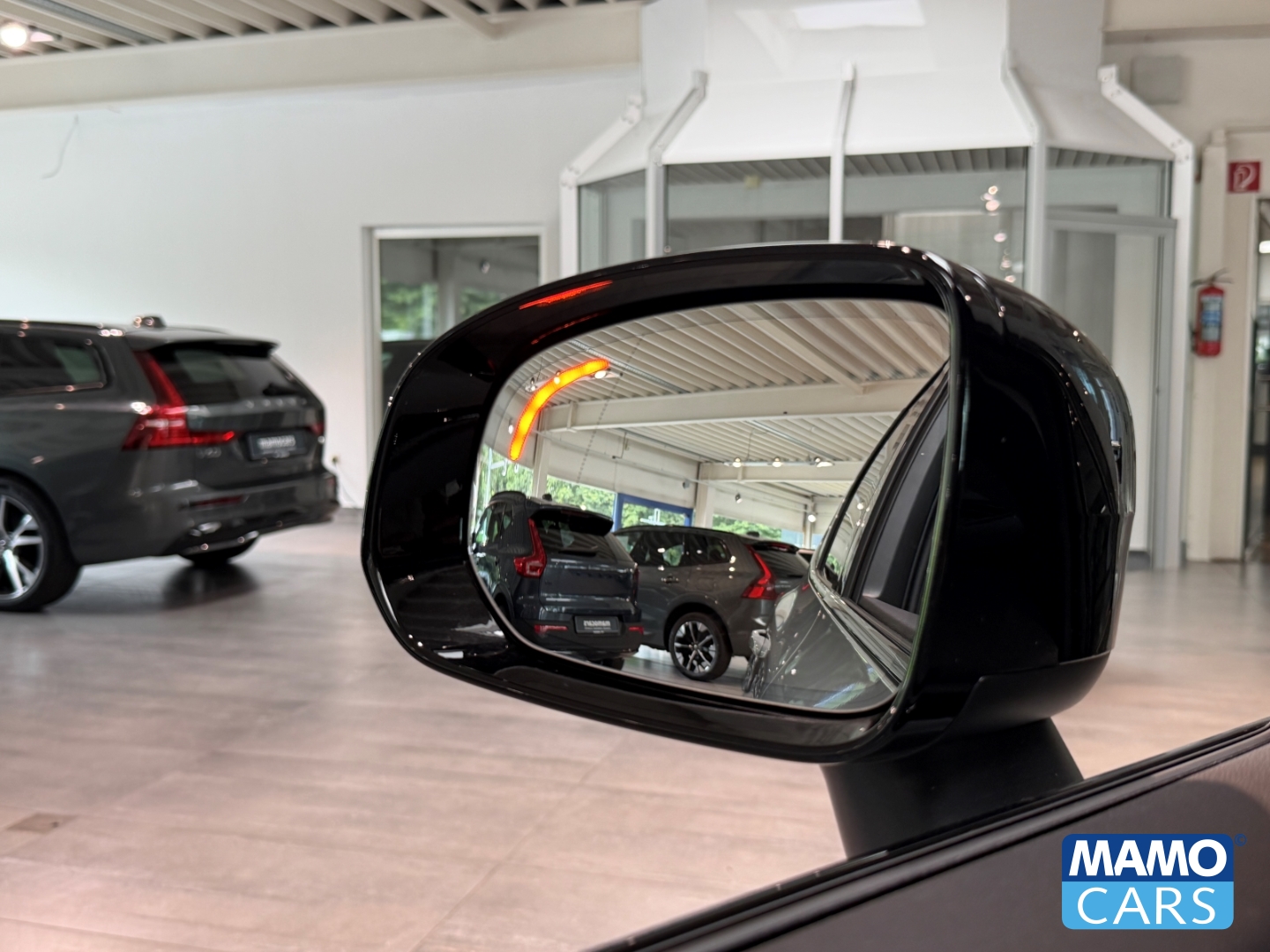 Fahrzeugabbildung Volvo XC60 B5 AWD Plus Dark ACC/BLIS/360°/SHZ/PANO