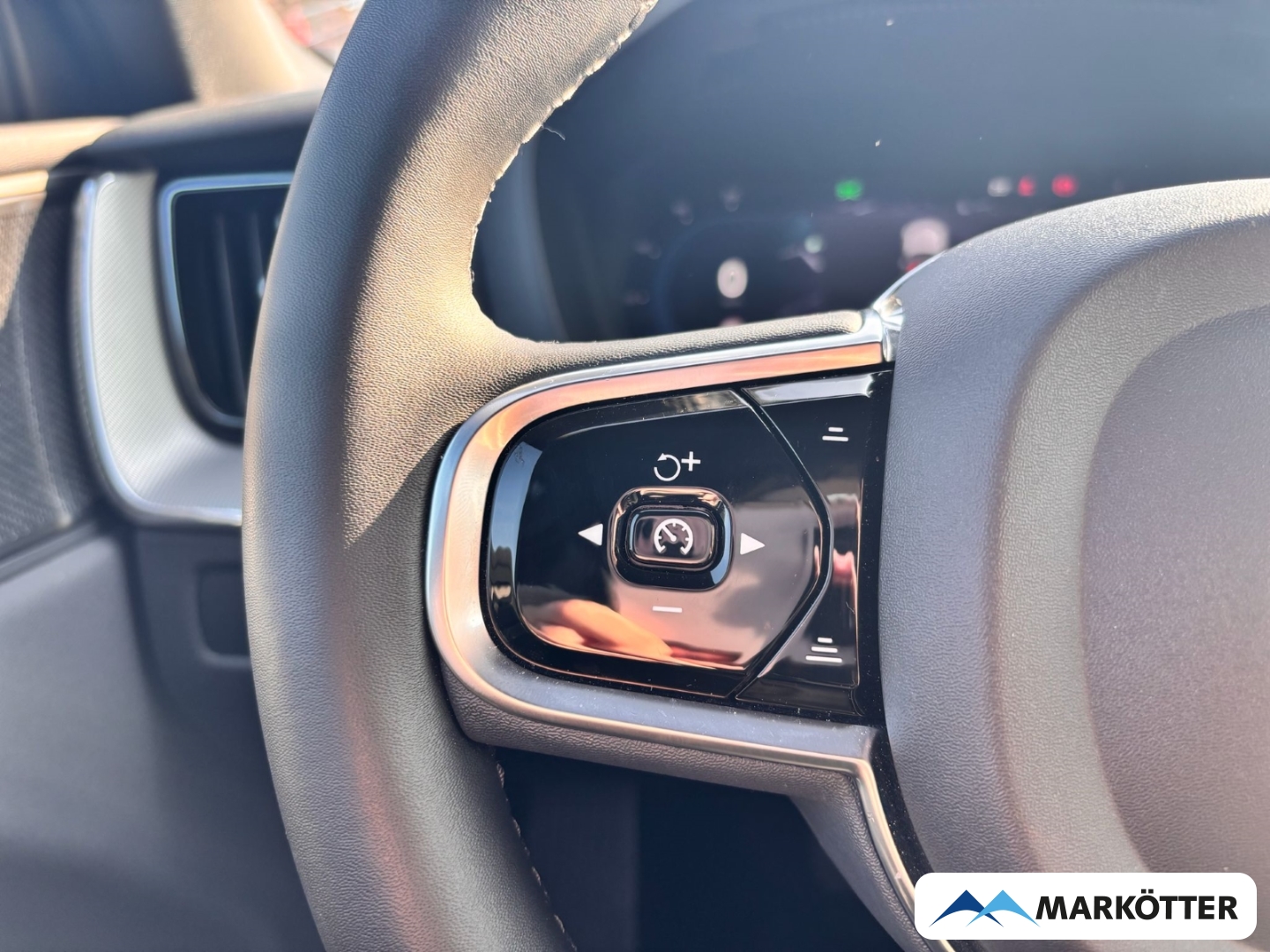 Fahrzeugabbildung Volvo XC60 B4 Plus Dark 21''/ACC/BLIS/H&K/CAM/SHZ/FSH